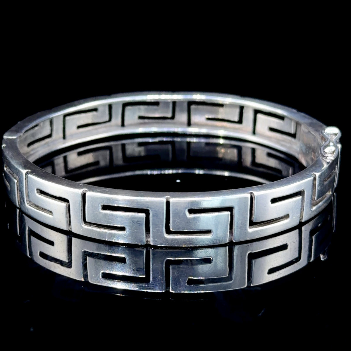 A Lovely Vintage Bangle Having A Greek Key Pattern