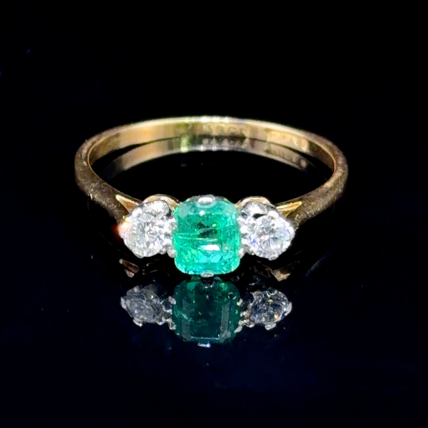 Lovely 18k Yellow Gold Emerald & Diamond 3 Stone Trilogy Ring Appx 0.3 Cts