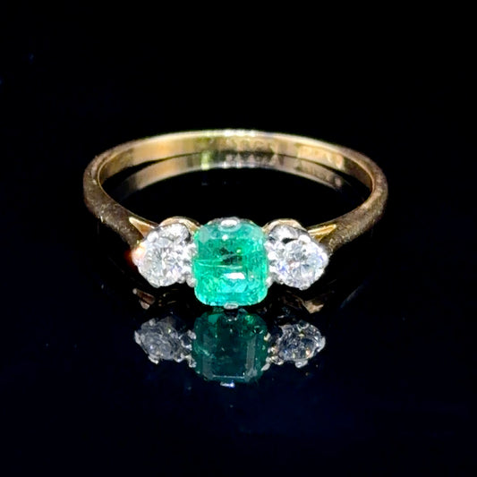 Lovely 18k Yellow Gold Emerald & Diamond 3 Stone Trilogy Ring Appx 0.3 Cts