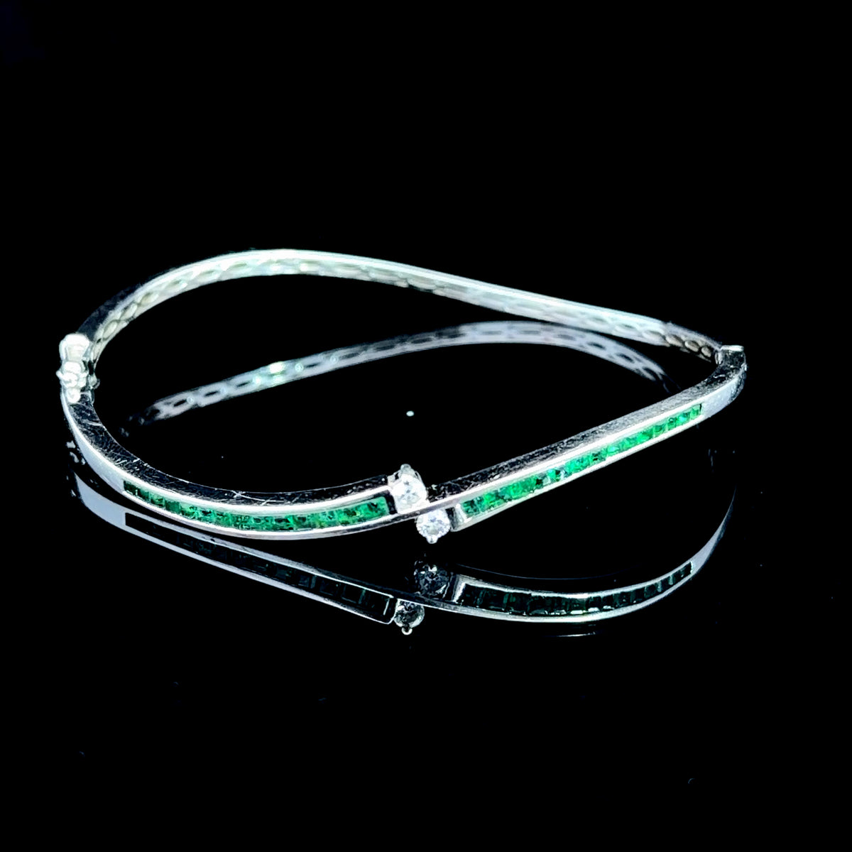 A Stunning 18k White Gold Emerald & Diamond Wavy Bangle Appx. 1.0Cts Of Emeralds & Diamonds 0.1Cts