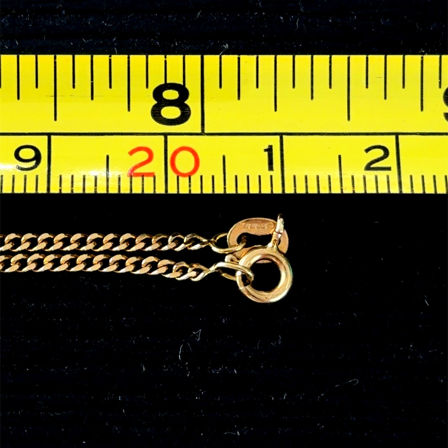 Lovely 18k Yellow Gold Bezel Set Diamond Pendant Suspended On A Curb Chain Of 16.5” In Length