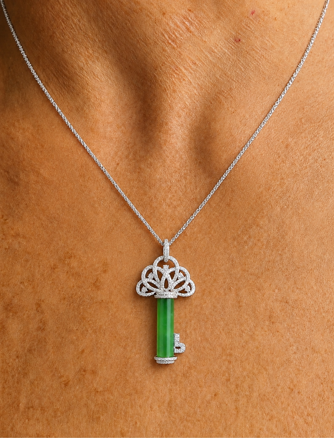 Stunning 18k White Gold Jadeite & Diamond Key Pendant & Chain Appx 1.0 Cts