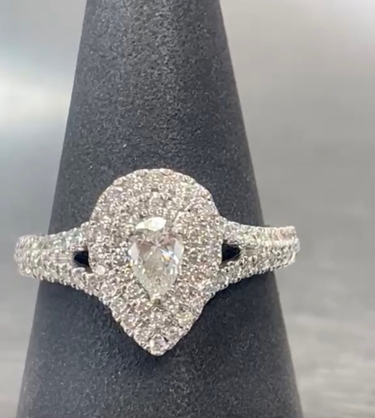 18K White Gold Diamond Ring APPX 0.90 CTS
