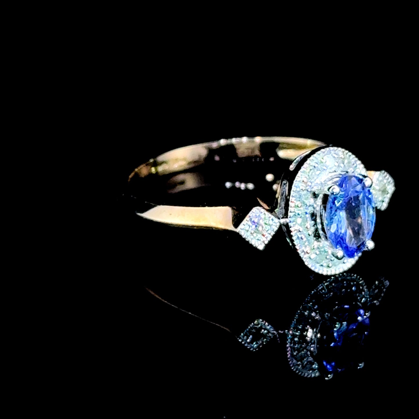 9K Yellow Gold Tanzanite & Diamond Ring APPX T: 0.50 CTS