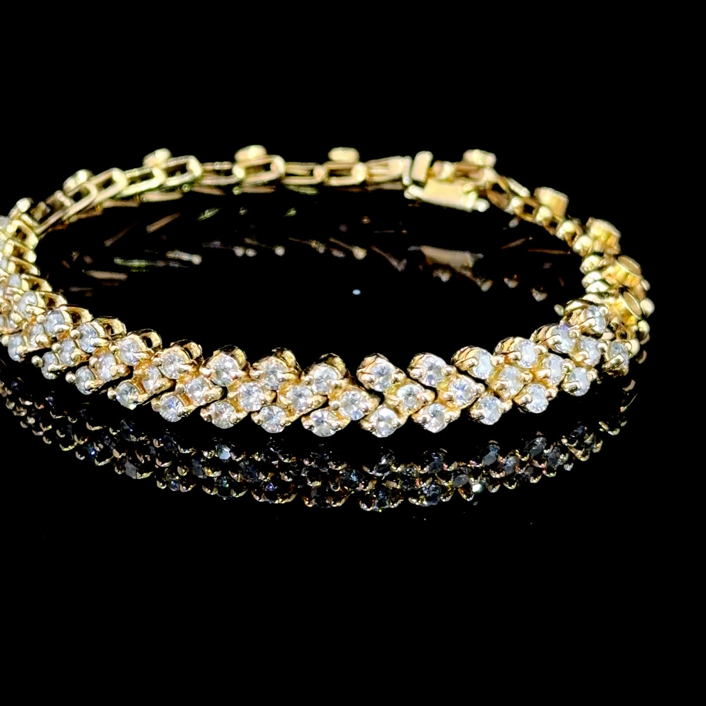 Stunning 18k Yellow Gold Diamond Bracelet of Appx 2.65Cts