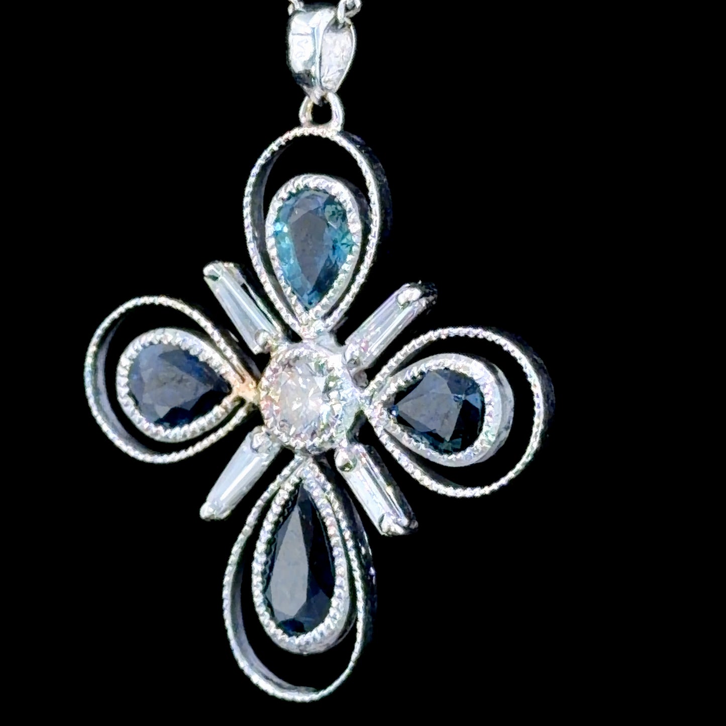 Very Pretty 18k White Gold Sapphire & Diamond Flower Pendant Having 0.5 Cts Diamonds & 2.5 Cts Of Sapphires
