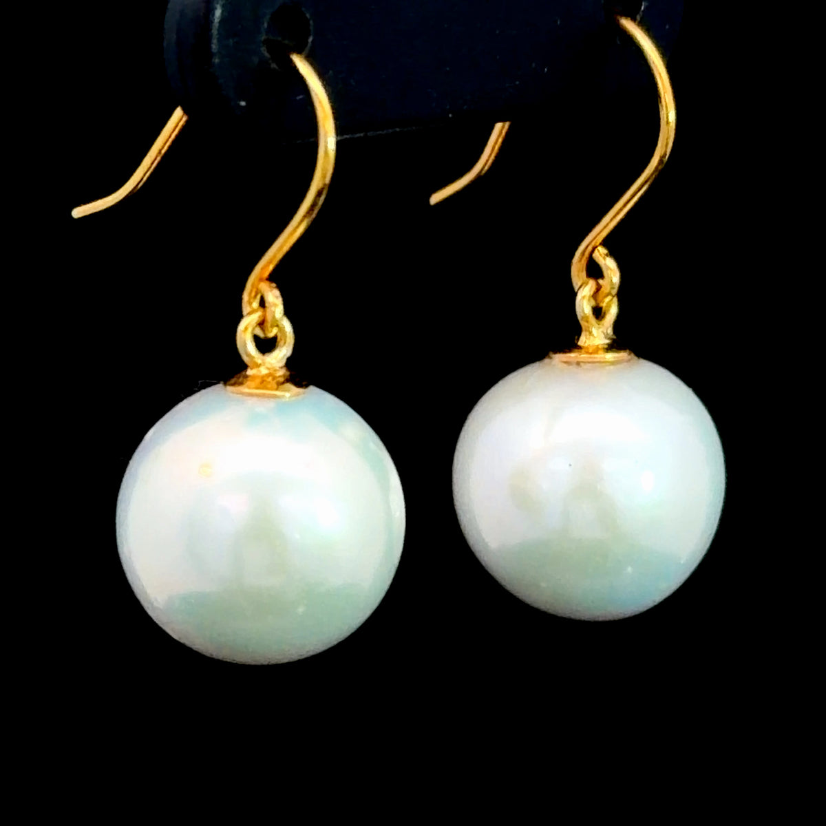 A Very Nice Pair Of 10mm Diameter Classic White Pearl Drop Earrings With Shepherds Hook Fittings