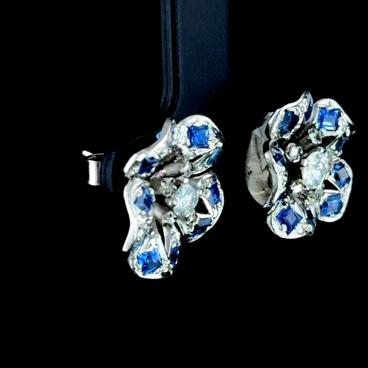 A Very Pretty Pair Of 9k White Gold Sapphire & Diamond Stud Earrings In The Shape Of Flowers Appx 0.5 Cts Of Diamonds & Appx 1.4 Cts Sapphires