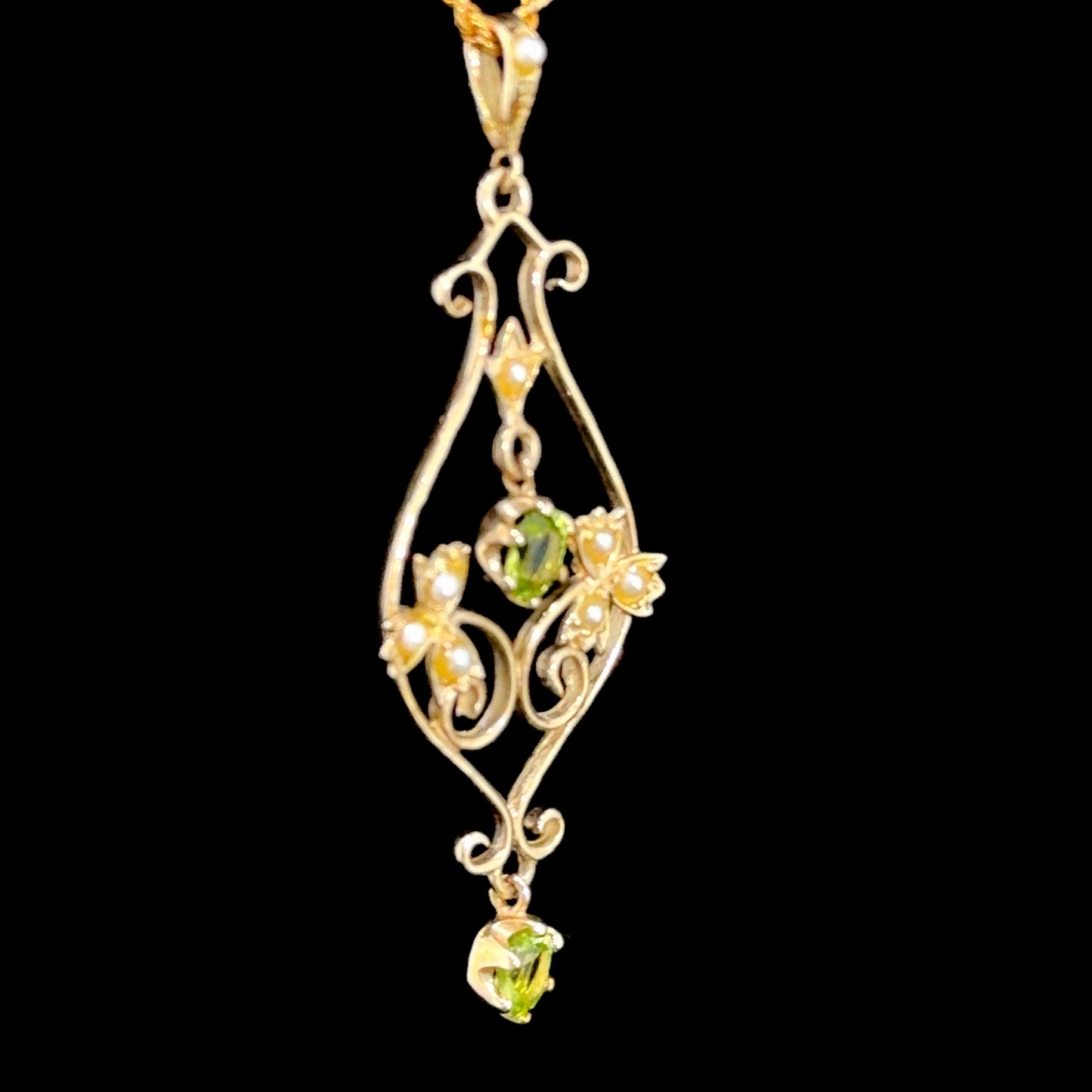 An Antique Peridot & Pearl Drop Pendant & Rope Twist Chain