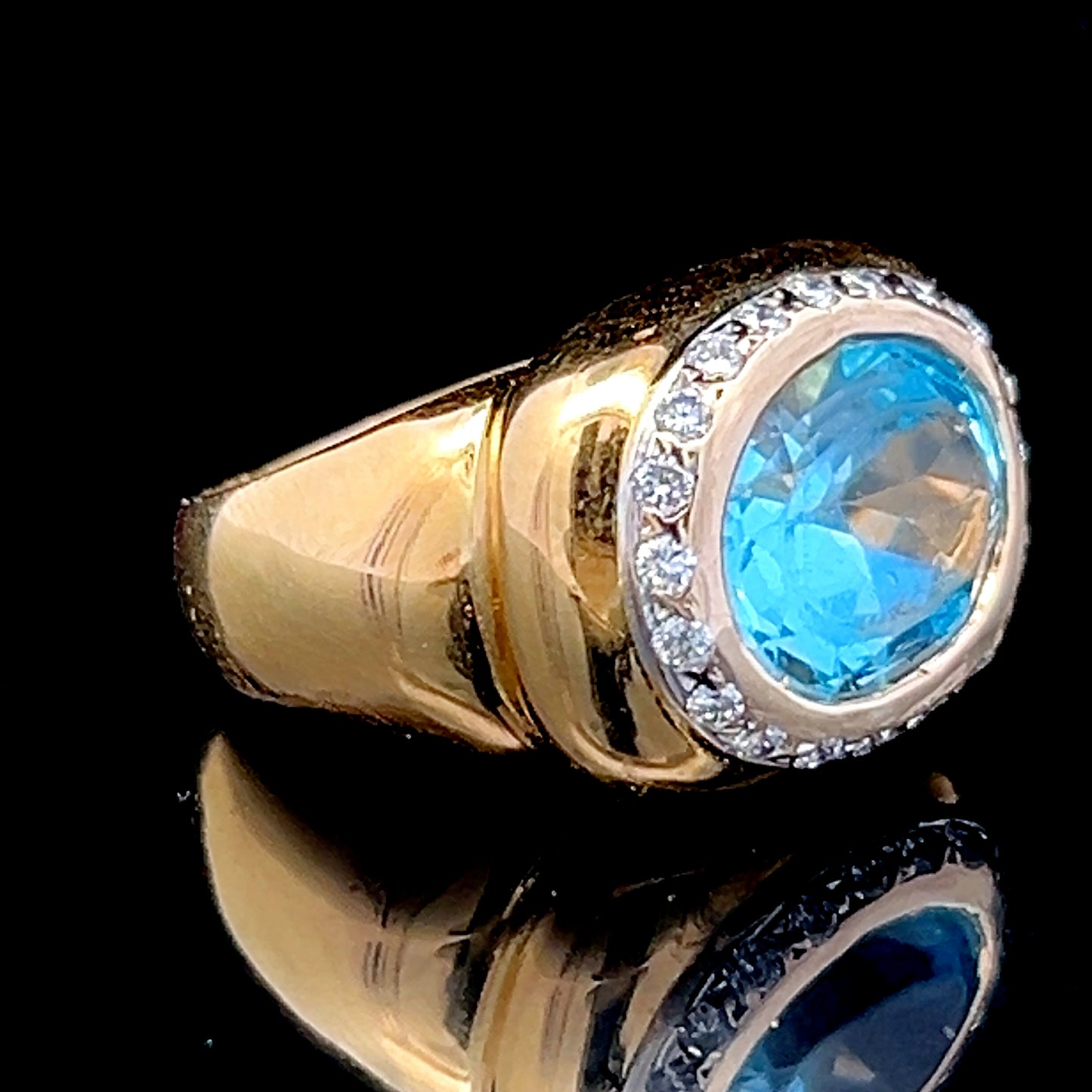 Wonderful 18K Yellow Gold Aqua & Diamond Ring Aqua Appx 5Cts Diamond Appx 0.5Cts