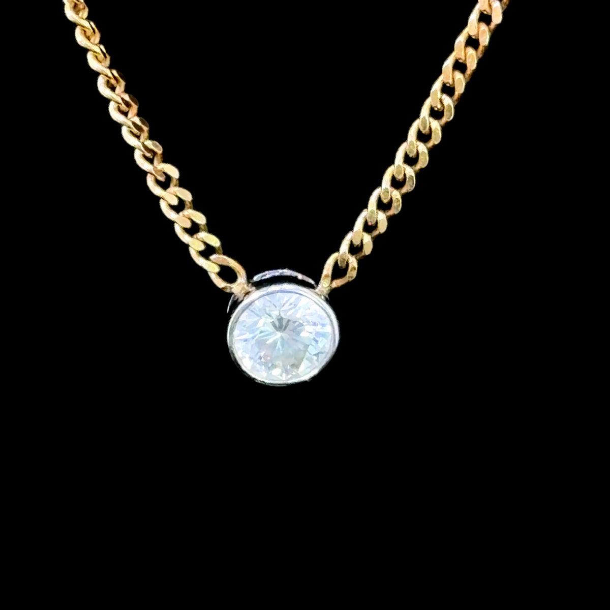Lovely 18k Yellow Gold Bezel Set Diamond Pendant Suspended On A Curb Chain Of 16.5” In Length