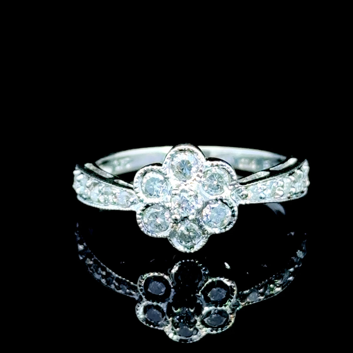 Pretty 9K White Gold Diamond Daisy Cluster Ring with Diamonds to Shoulders 0.5 CTS