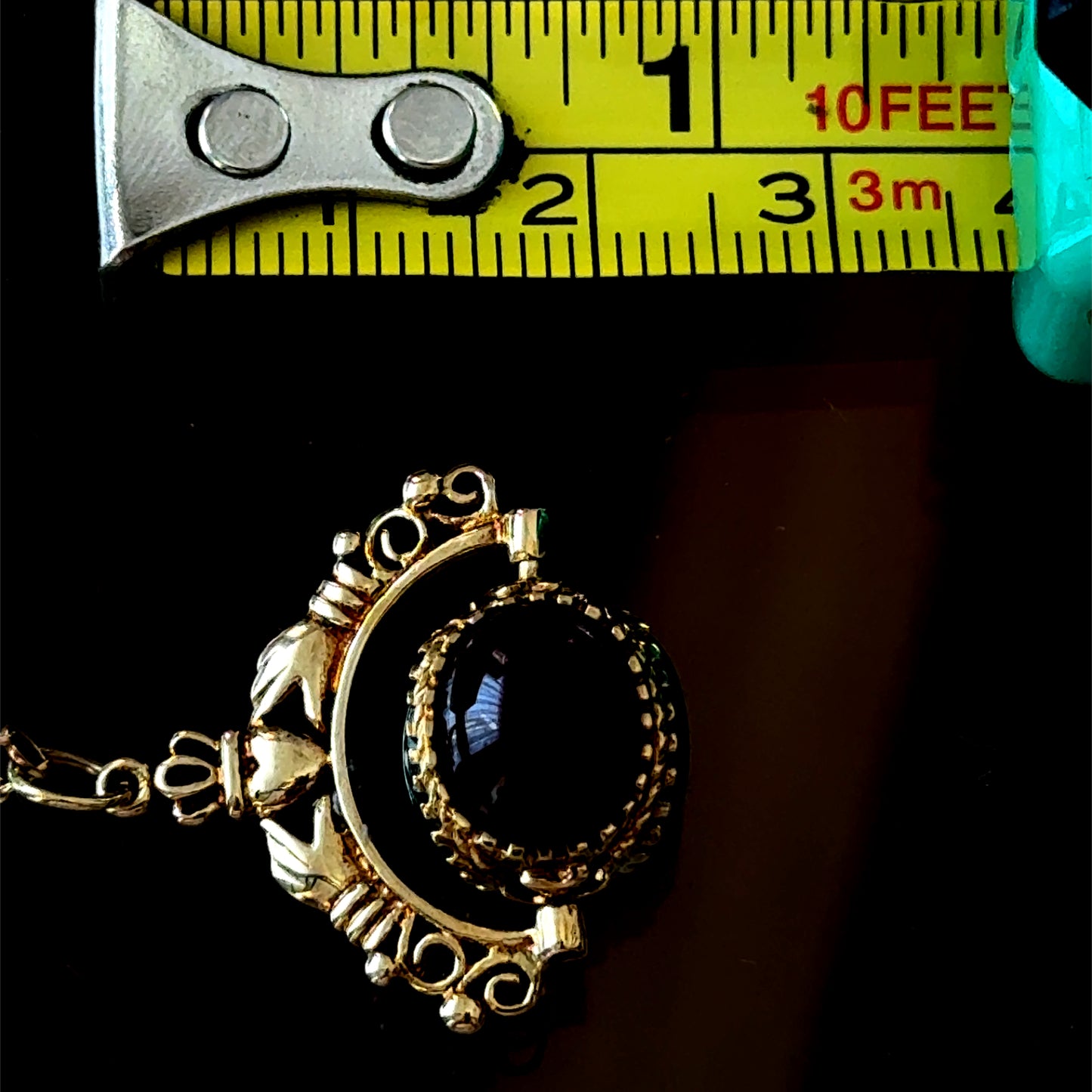 9K Yellow Gold Claddagh Onyx & Cornelian Swivel Necklet