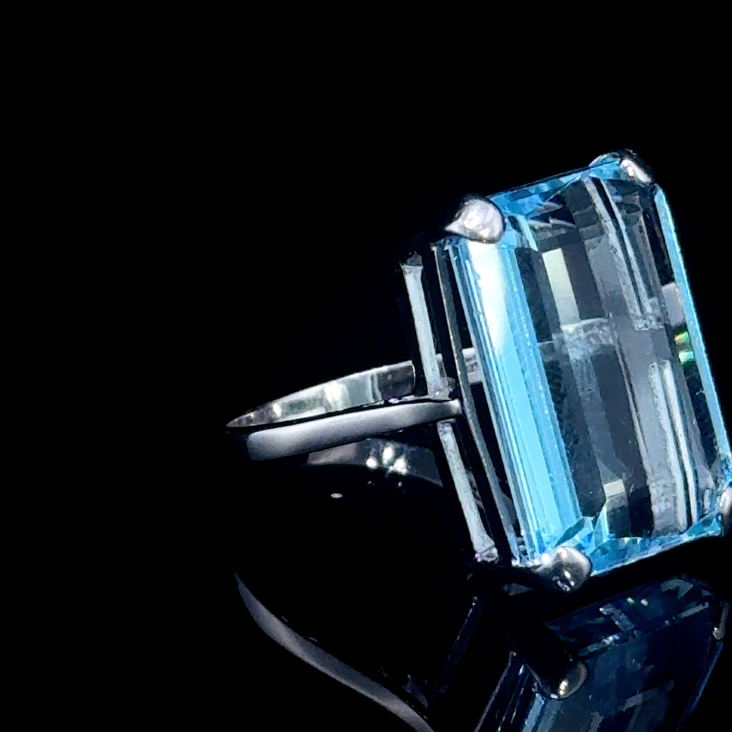 18K White Gold Aquamarine Cocktail Ring