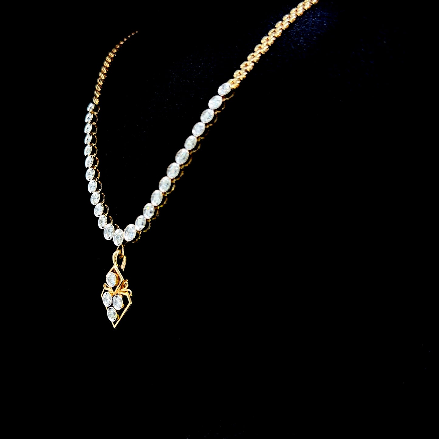 Stunning 18k Yellow Gold Bezel Set Diamond Drop Necklace Of 1.5 Cts