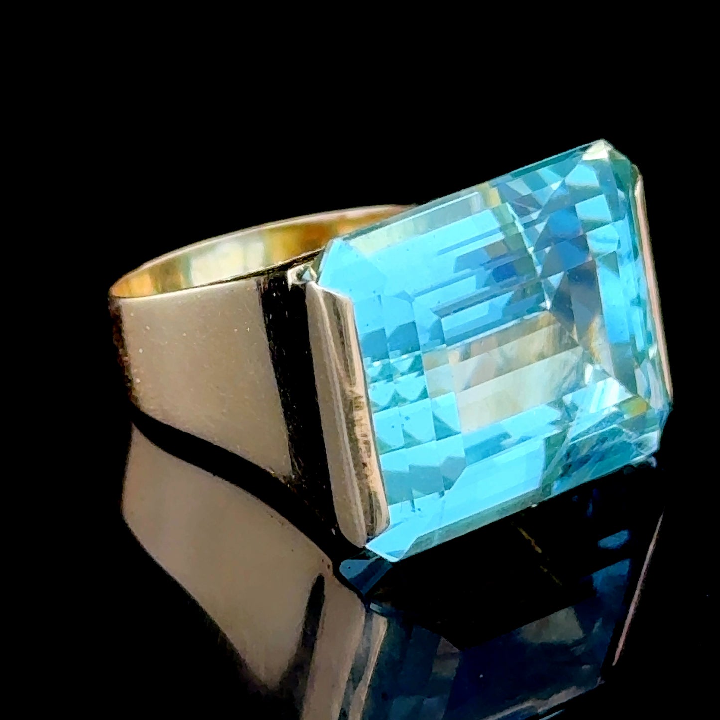 Lovely 18K Yellow Gold Large Aquamarine Ring Set East West Appx 15 Cts