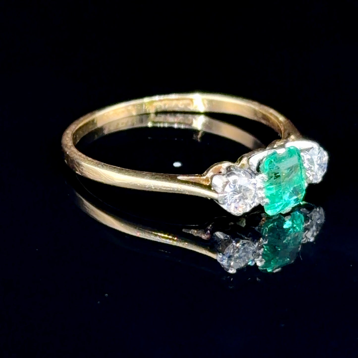 Lovely 18k Yellow Gold Emerald & Diamond 3 Stone Trilogy Ring Appx 0.3 Cts