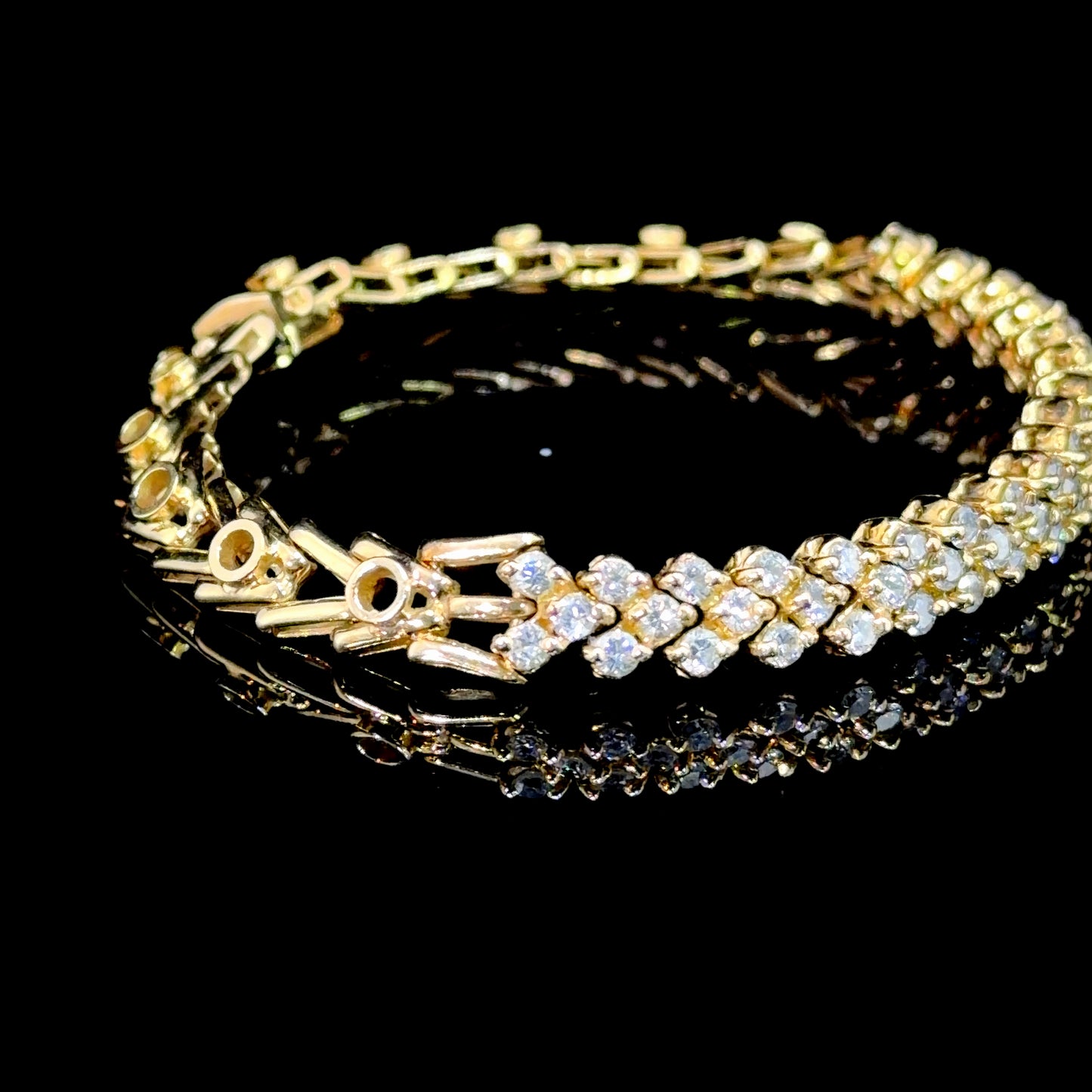 Stunning 18k Yellow Gold Diamond Bracelet of Appx 2.65Cts