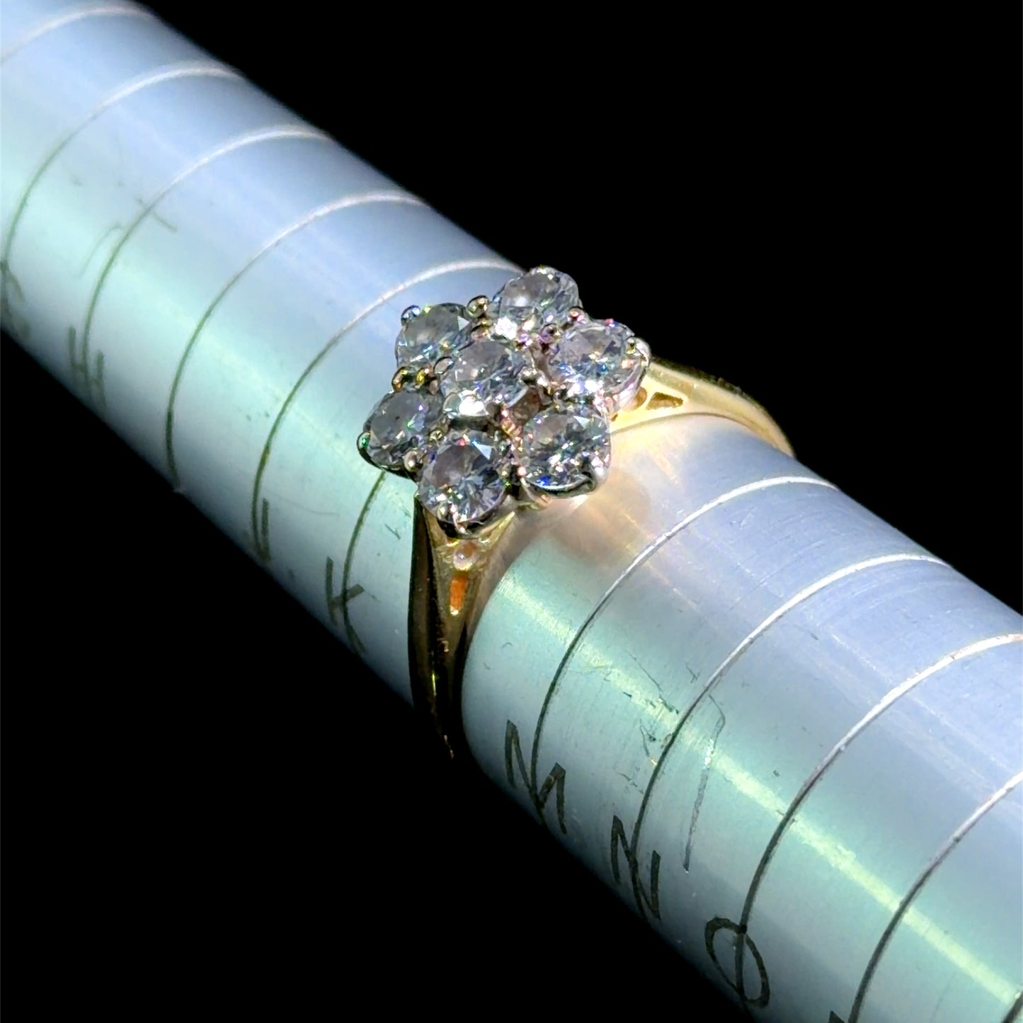 Lovely 18k Yellow Gold Diamond Daisy Ring Appx 0.9 Cts