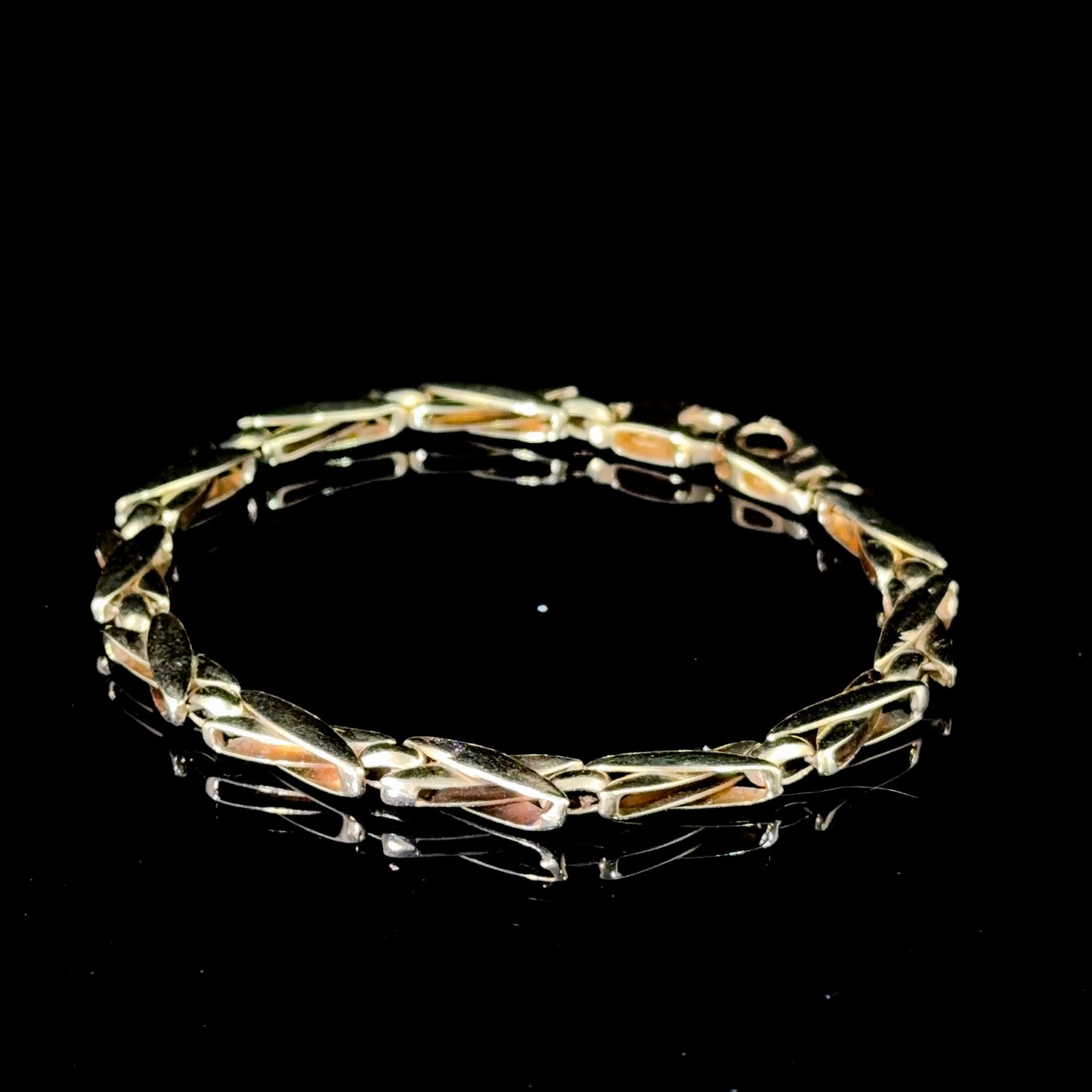 Pretty 9k Yellow Gold Kiss Link Bracelet 7” Long