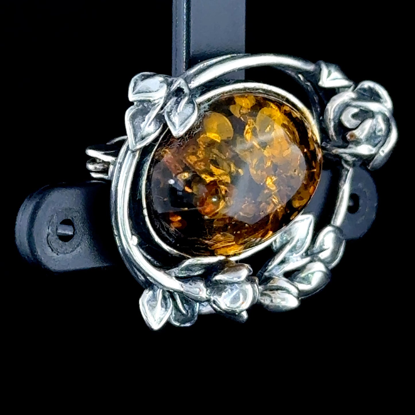 Pretty Silver & Baltic Amber Oval Brooch In A Floral Wreath Mount