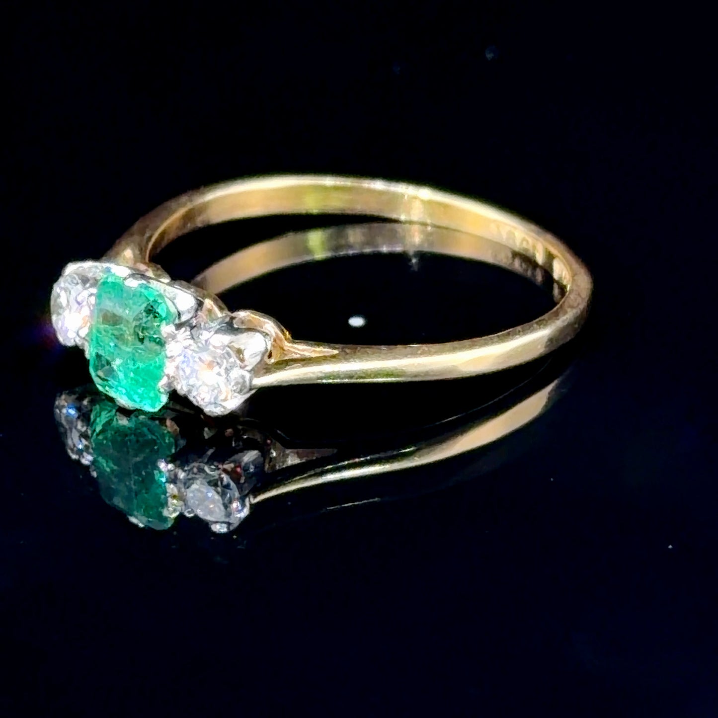 Lovely 18k Yellow Gold Emerald & Diamond 3 Stone Trilogy Ring Appx 0.3 Cts