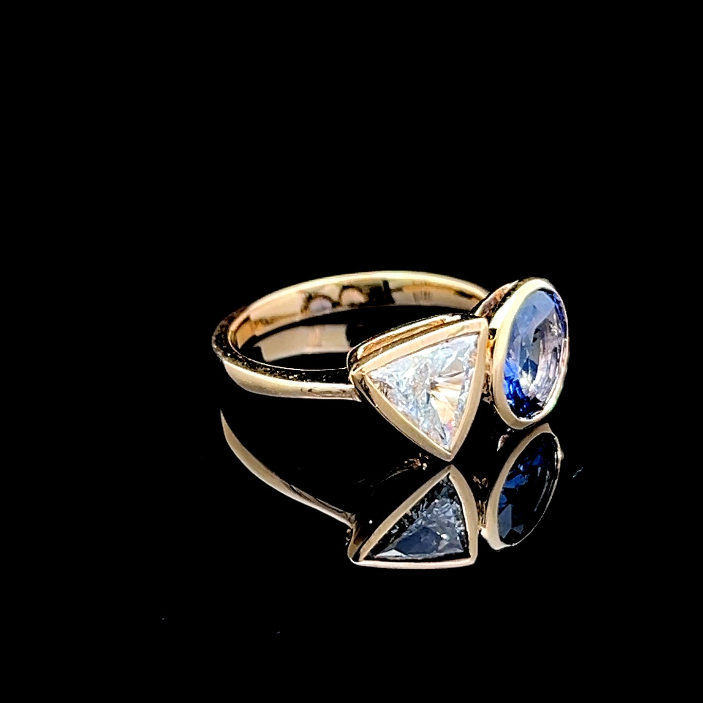 18K Yellow Gold 2 Stone Sapphire & Diamond Ring APPX: D: 0.77CTS  S: 1.61CTS
