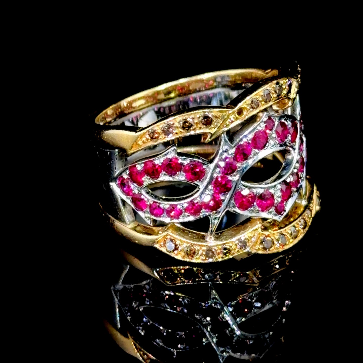 Absolutely Stunning 18k White Gold & Yellow Gold Thorn Ring By Stephen Webster Champagne & White Diamonds With Central Rubies