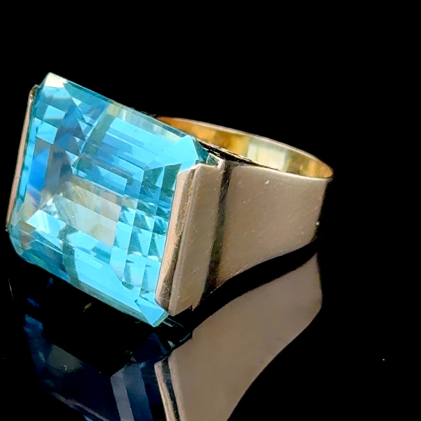 Lovely 18K Yellow Gold Large Aquamarine Ring Set East West Appx 15 Cts