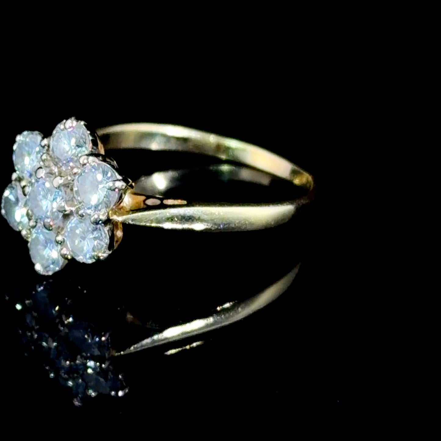 Lovely 18k Yellow Gold Diamond Daisy Ring Appx 0.9 Cts