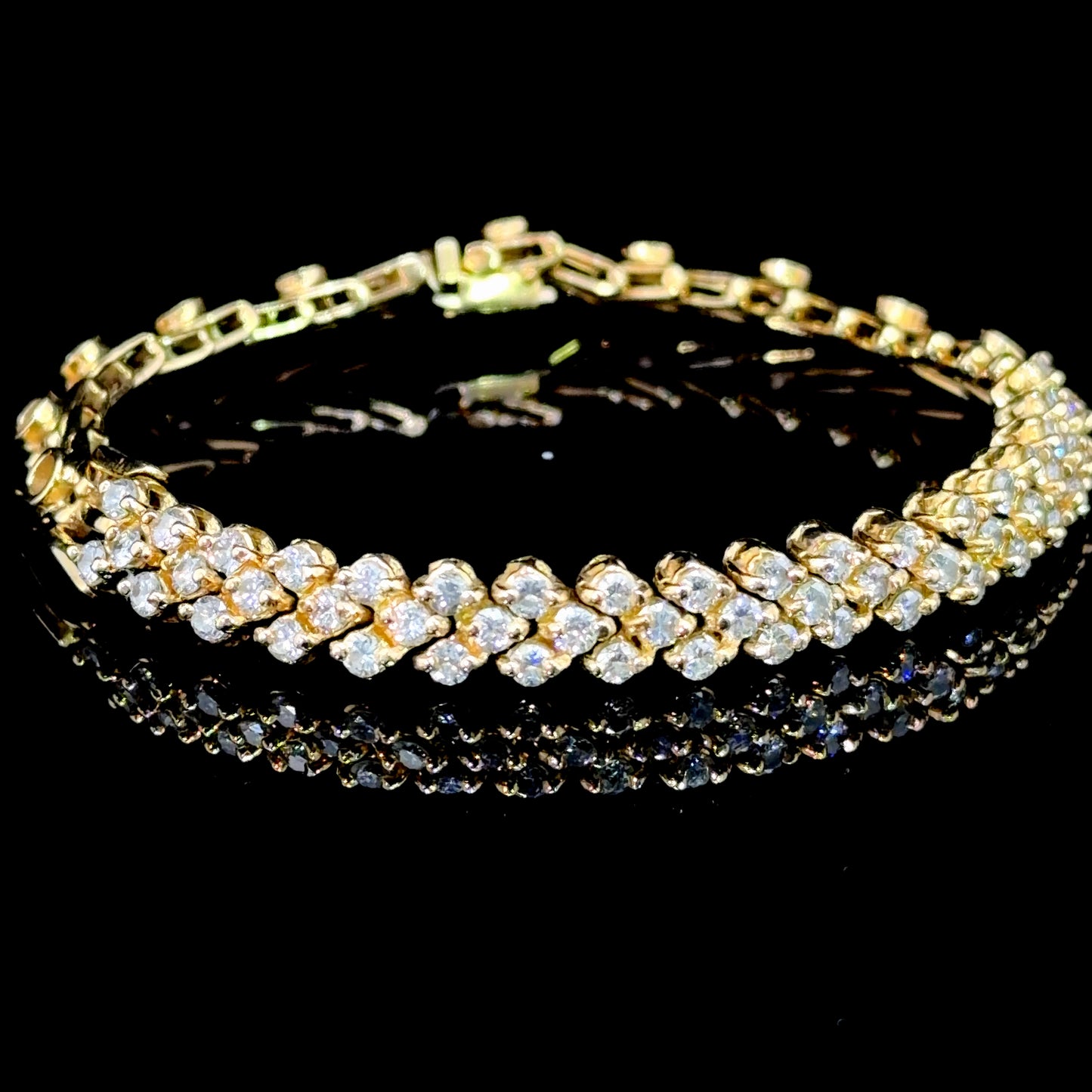 Stunning 18k Yellow Gold Diamond Bracelet of Appx 2.65Cts