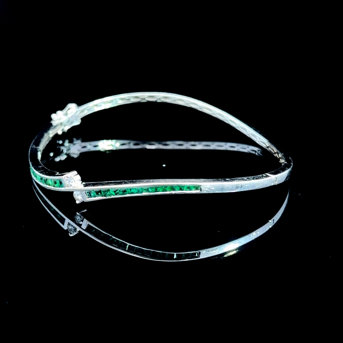 A Stunning 18k White Gold Emerald & Diamond Wavy Bangle Appx. 1.0Cts Of Emeralds & Diamonds 0.1Cts