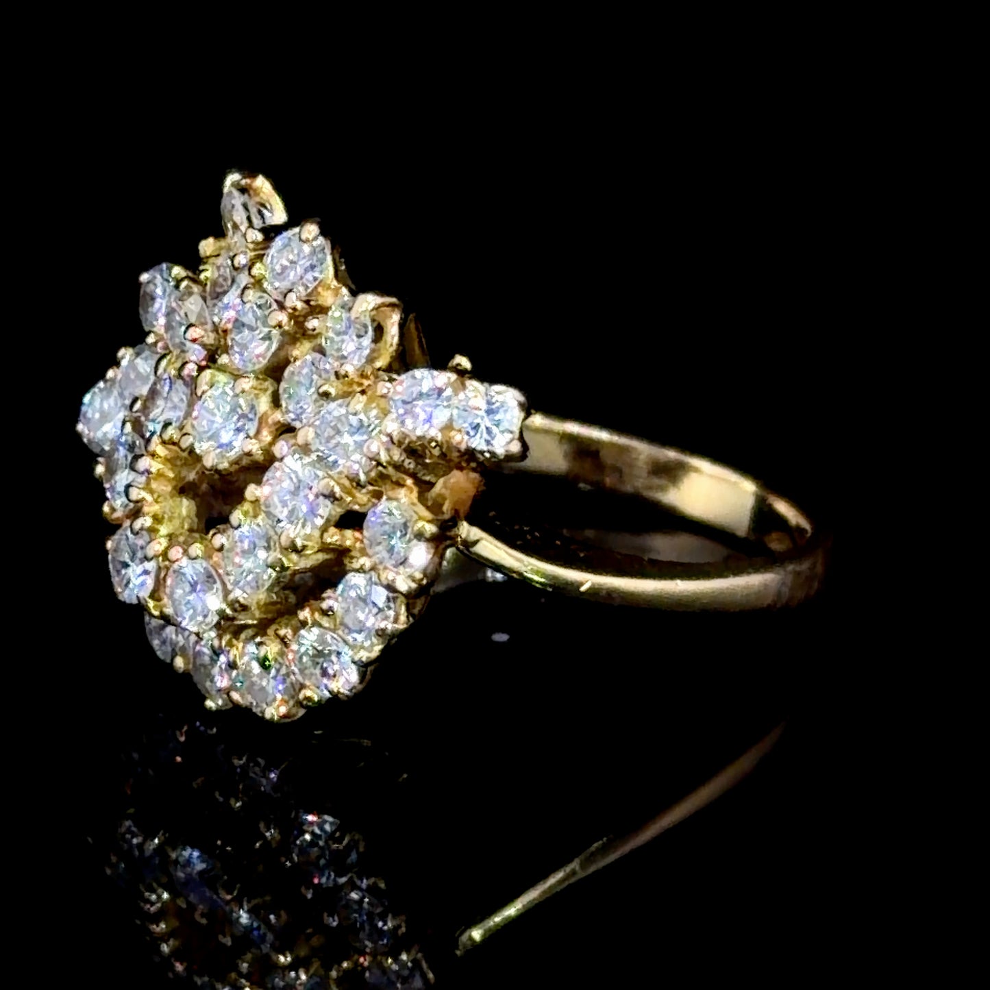 Stunning 18k Yellow Gold Diamond Cluster Ring Appx 1.35 Ctss
