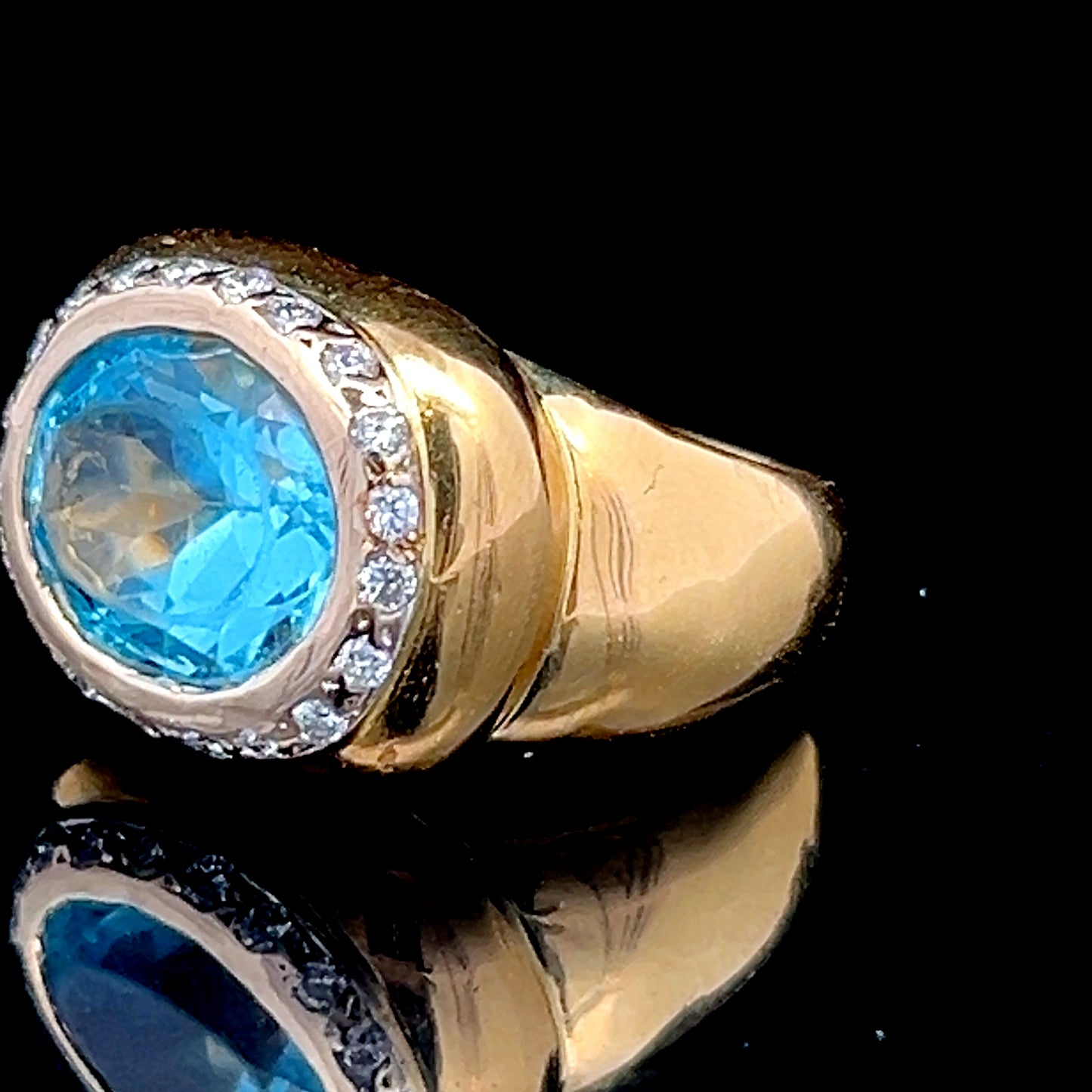 Wonderful 18K Yellow Gold Aqua & Diamond Ring Aqua Appx 5Cts Diamond Appx 0.5Cts