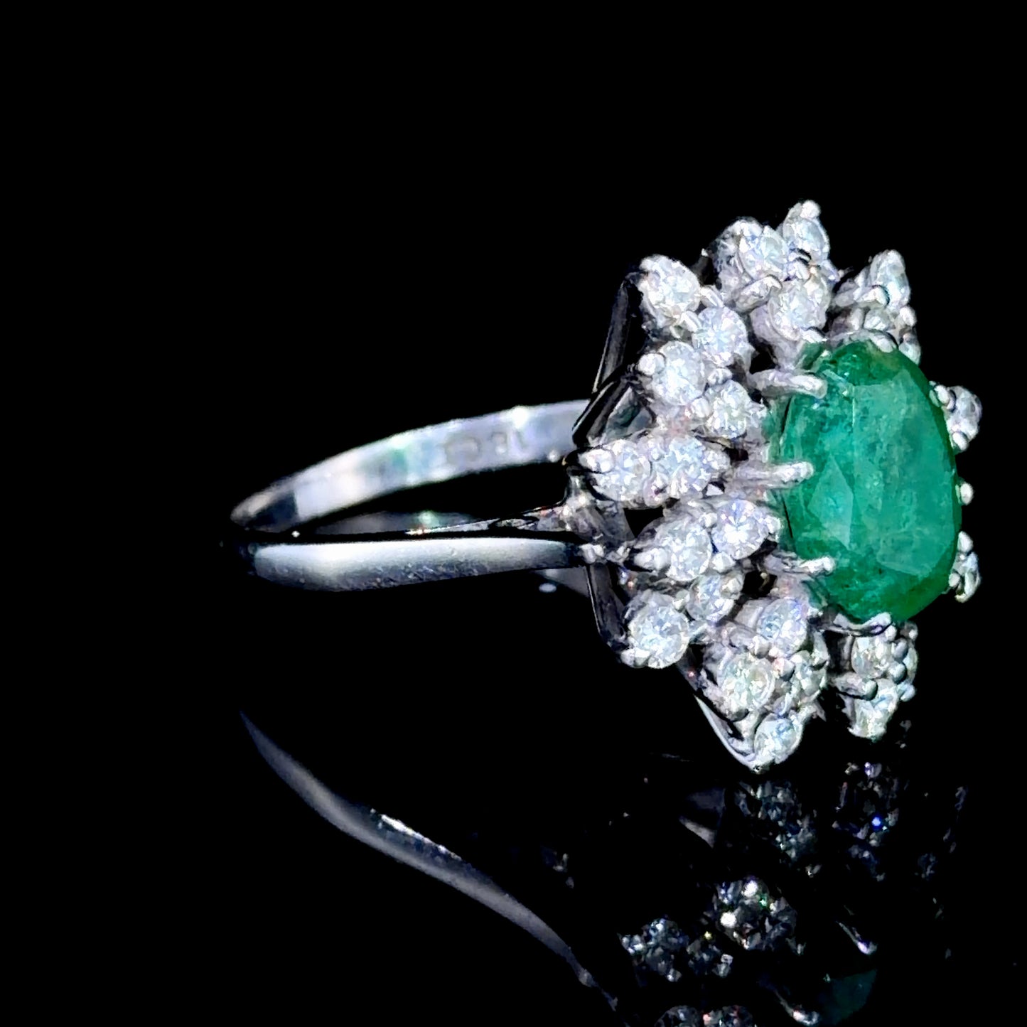 Stunning 18k White Gold Emerald & Diamond Cluster Ring Diamond Appx 1.0 Cts Emerald Appx 2.0 Cts