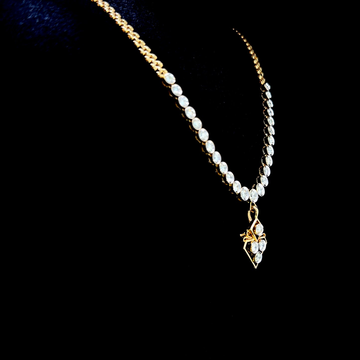 Stunning 18k Yellow Gold Bezel Set Diamond Drop Necklace Of 1.5 Cts