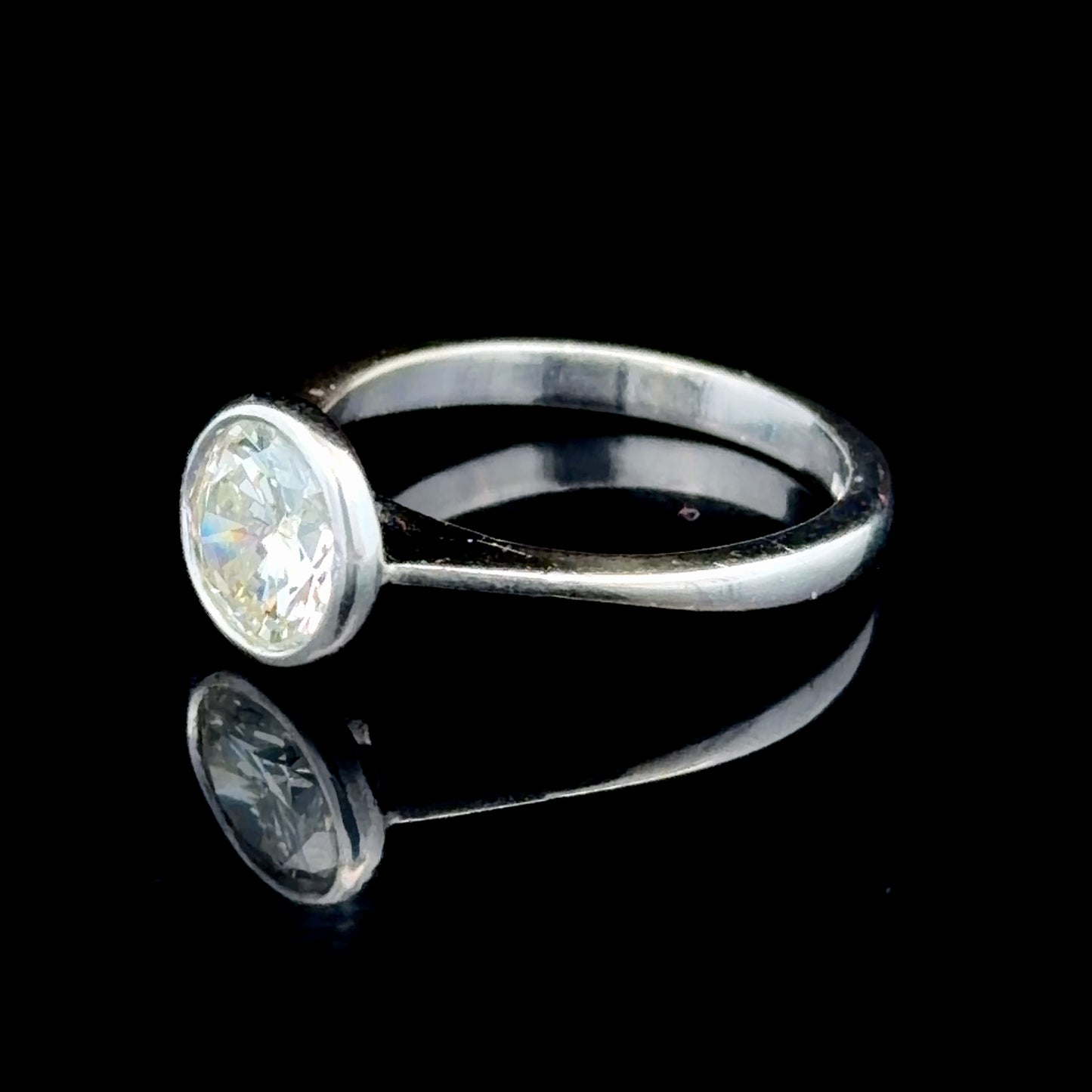 18k White Gold Bezel Set Diamond Solitaire Ring Appx O.95 Cts