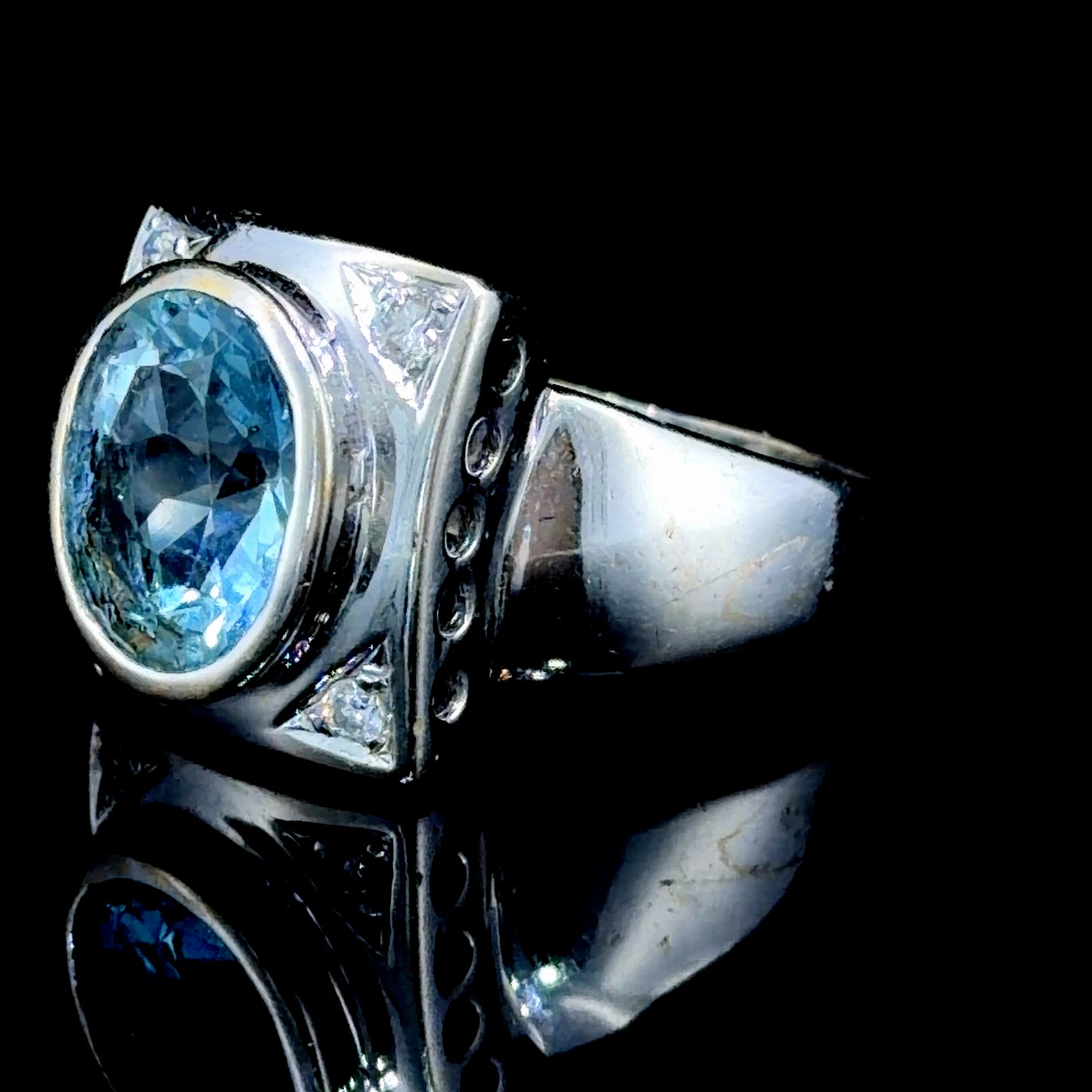 Lovely 18k White Gold Aqua & Diamond Ring Aqua Appx 4 Cts Diamonds Appx 0.4 Cts