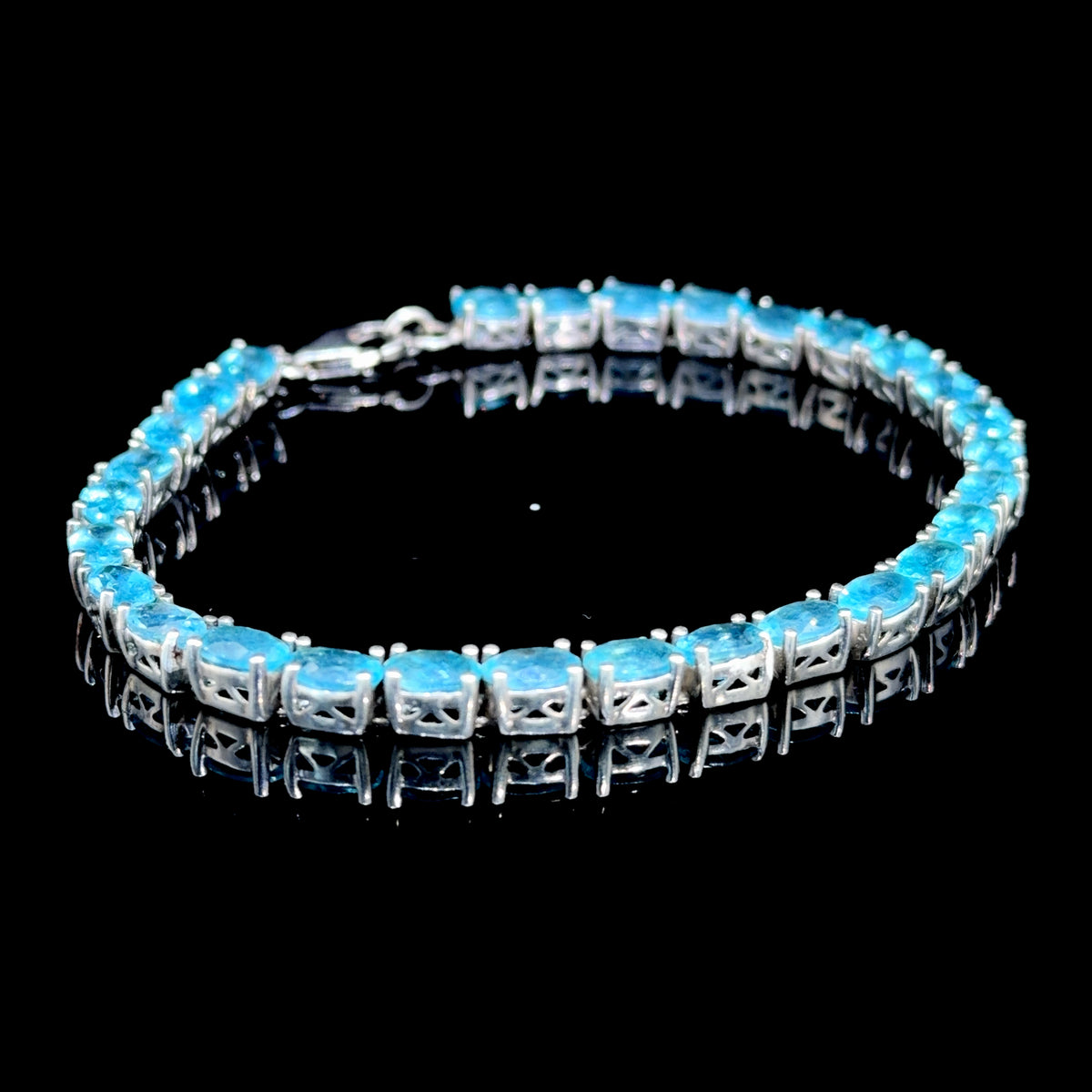A Gorgeous Silver & Blue Topaz Bracelet 8 Inches Long