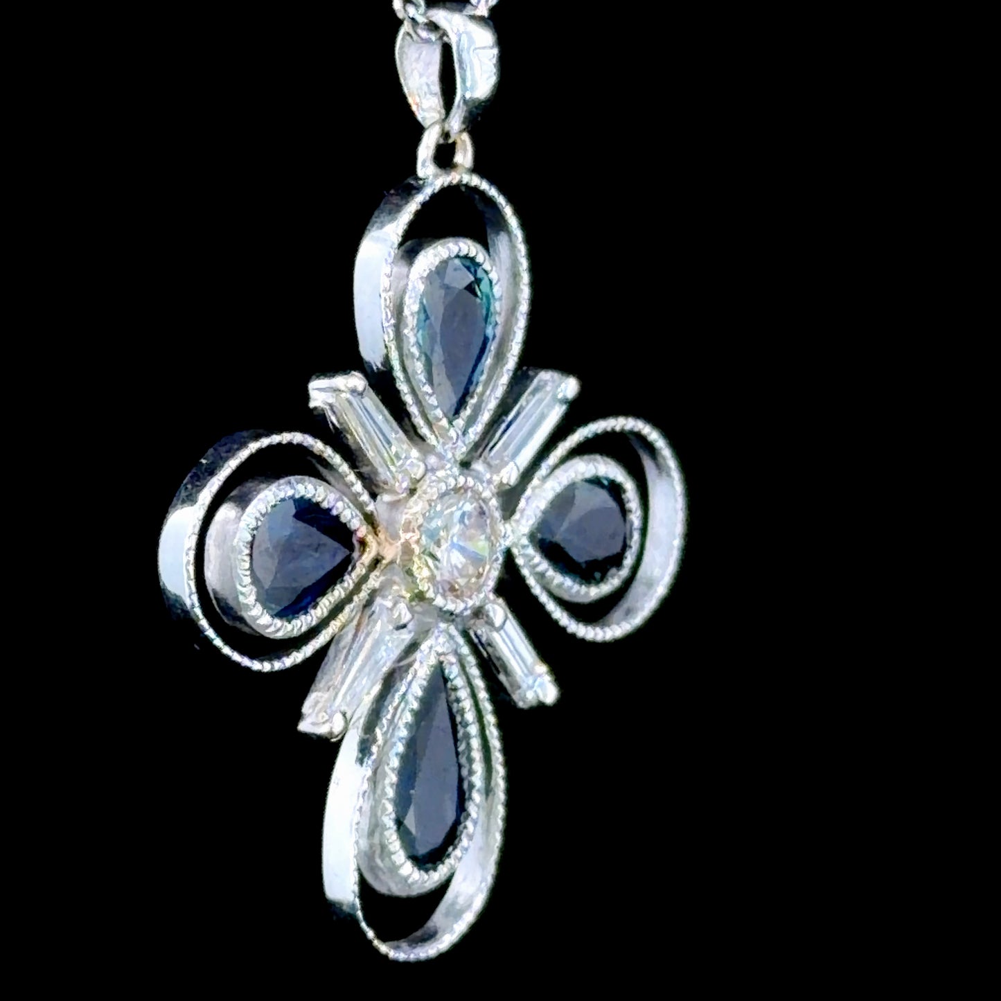 Very Pretty 18k White Gold Sapphire & Diamond Flower Pendant Having 0.5 Cts Diamonds & 2.5 Cts Of Sapphires