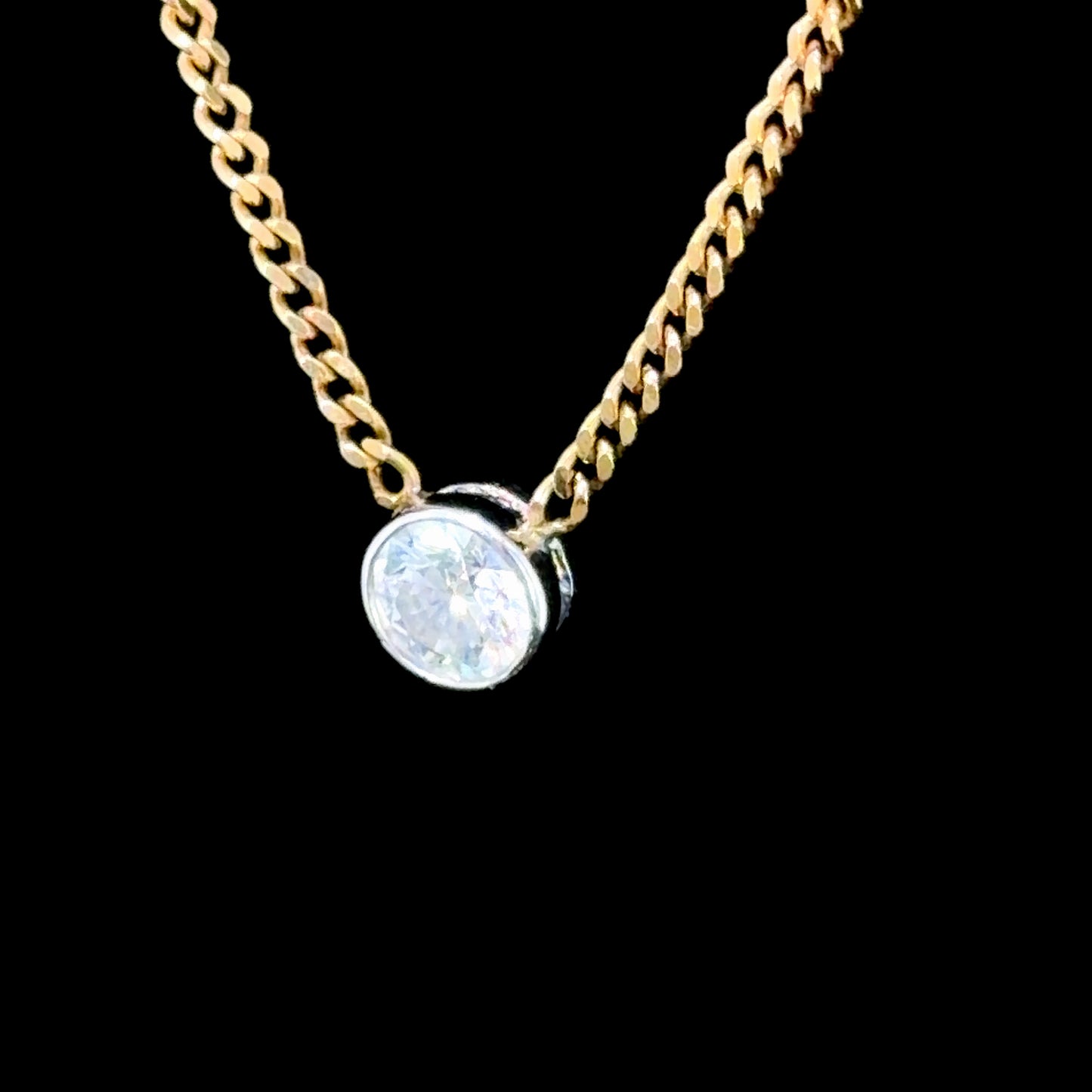 Lovely 18k Yellow Gold Bezel Set Diamond Pendant Suspended On A Curb Chain Of 16.5” In Length