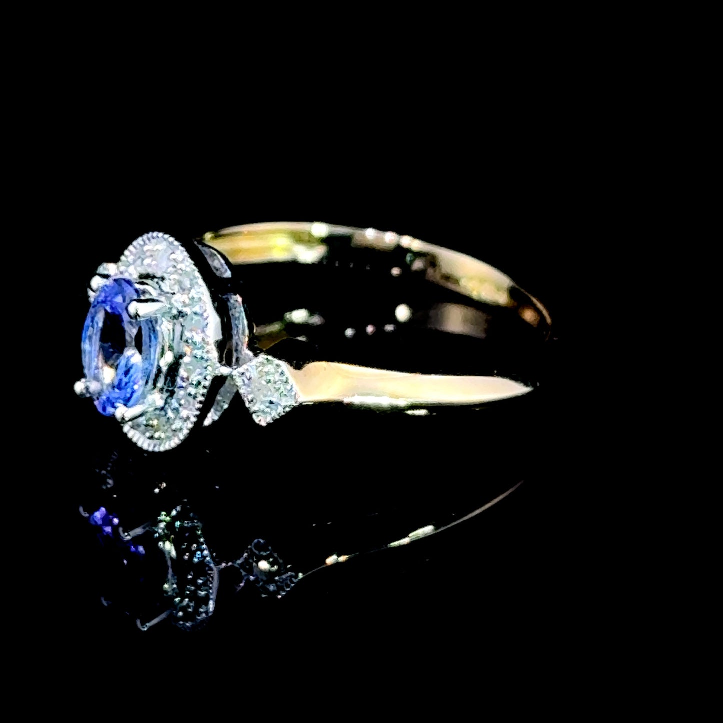 9K Yellow Gold Tanzanite & Diamond Ring APPX T: 0.50 CTS