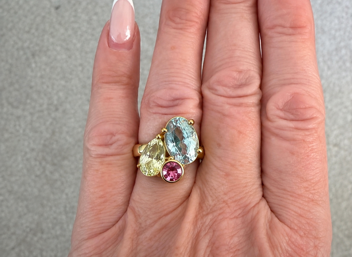 A Stunning 18k Yellow Gold Aquamarine Pink Tourmaline & Golden Beryl 3 Stone Ring