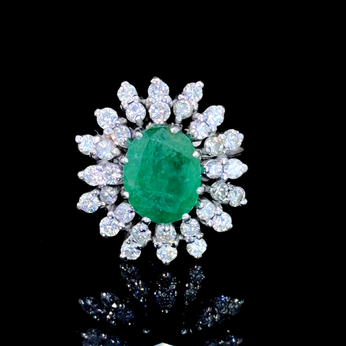 Stunning 18k White Gold Emerald & Diamond Cluster Ring Diamond Appx 1.0 Cts Emerald Appx 2.0 Cts