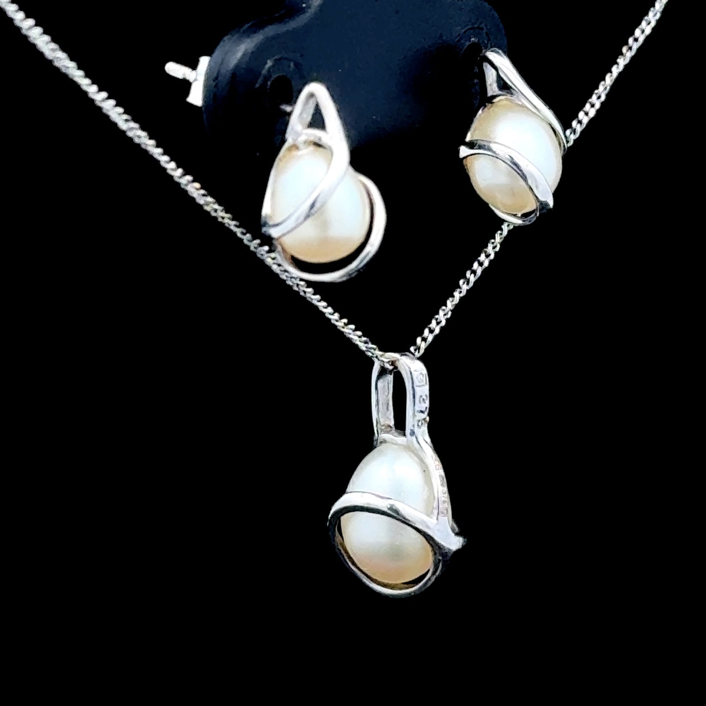 Stunning 9K White Gold Pearl Drop Studs & Pendant & Chain Set