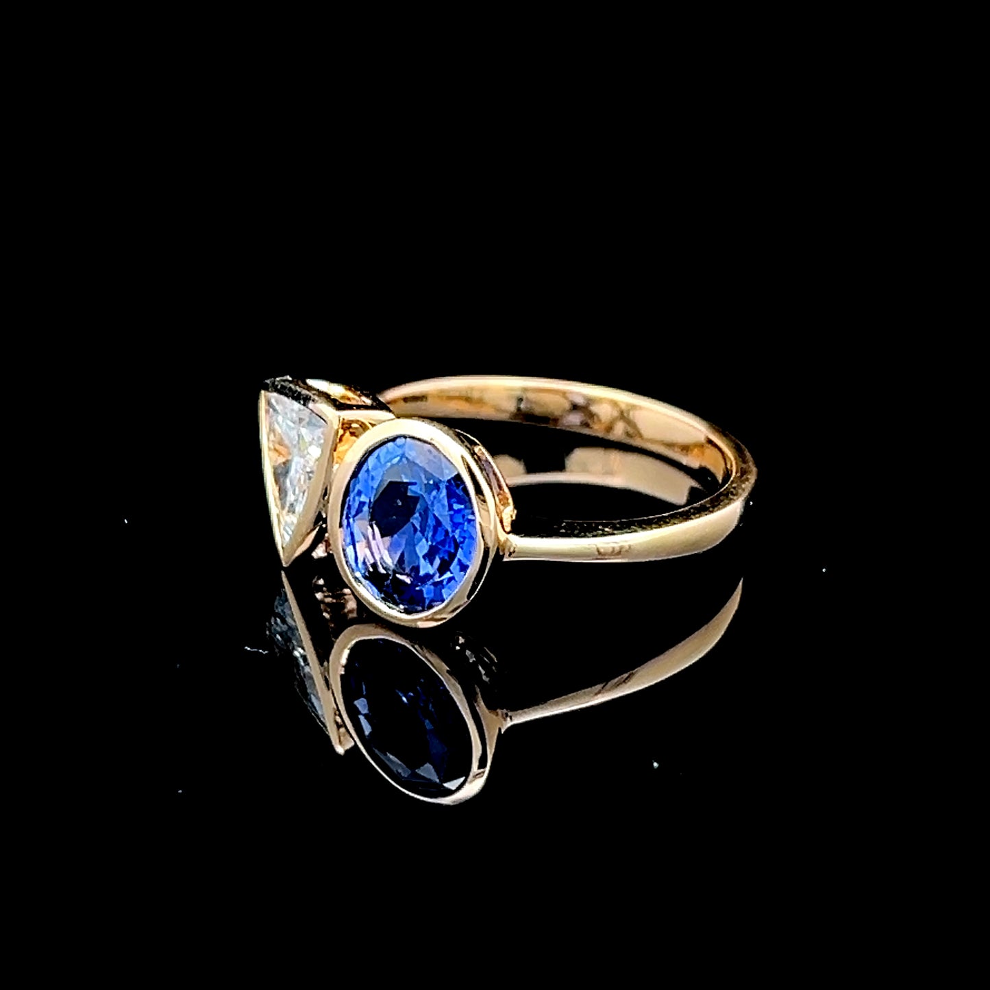 18K Yellow Gold 2 Stone Sapphire & Diamond Ring APPX: D: 0.77CTS  S: 1.61CTS
