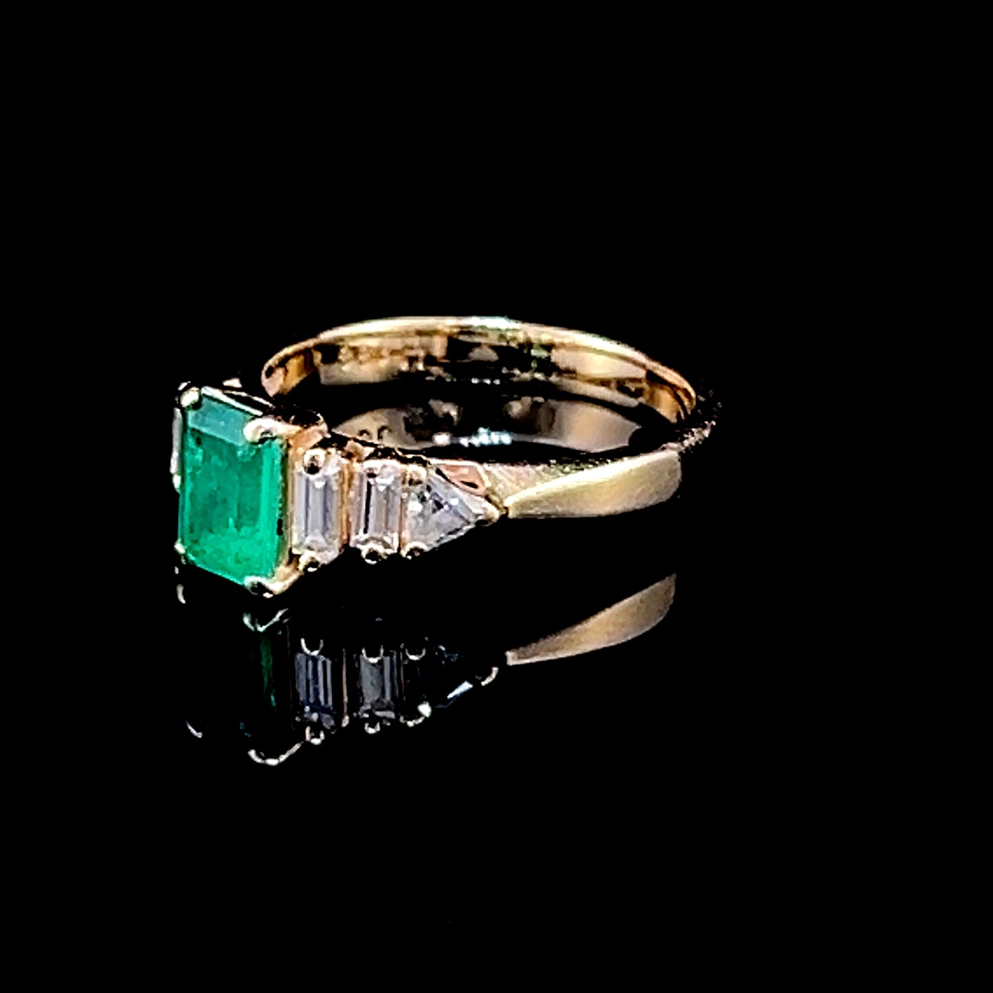 18K Yellow Gold Diamond & Emerald Ring