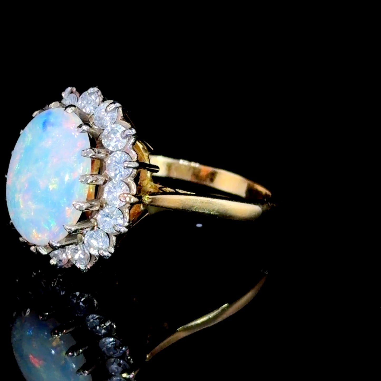 18k Yellow Gold Oval Opal & Diamond Halo Ring Dia 0.8 Cts