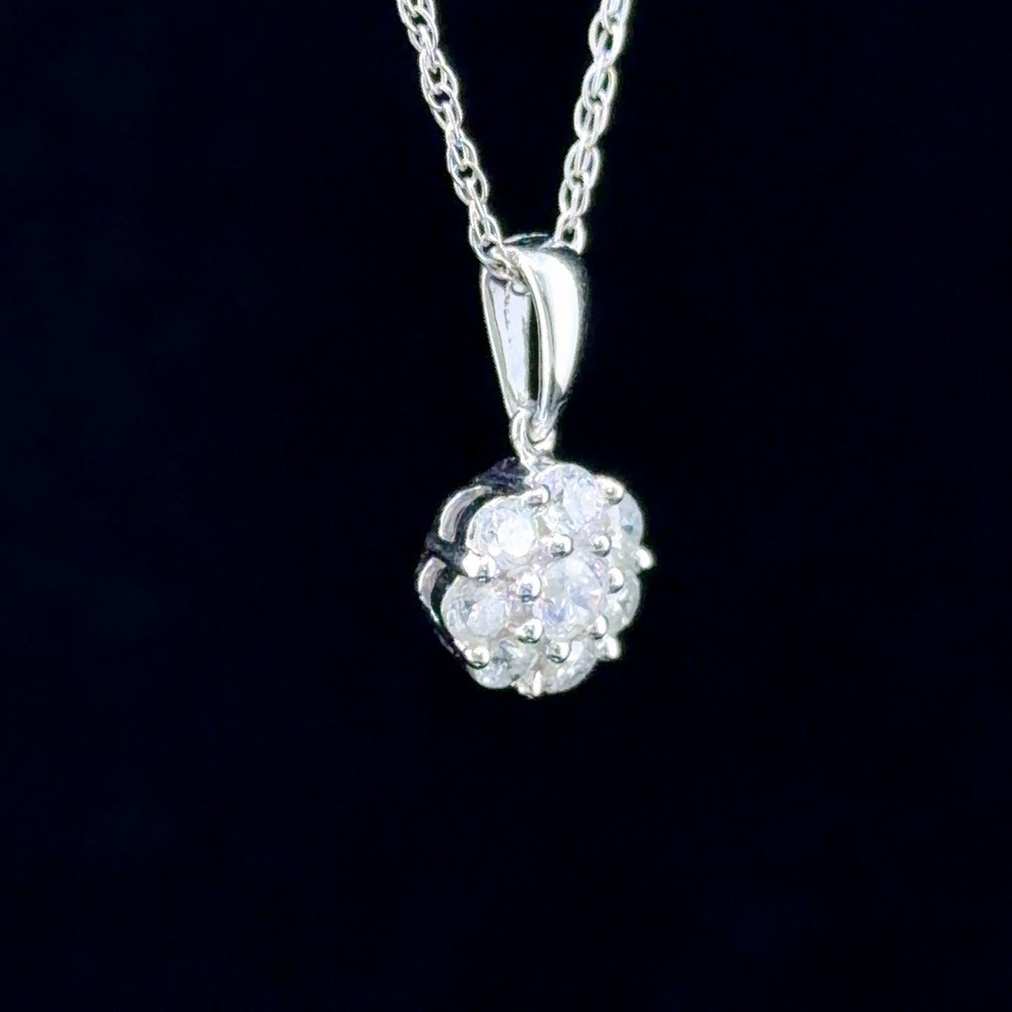 9k White Gold & Diamond Daisy Pendant & Chain 0.5 Cts