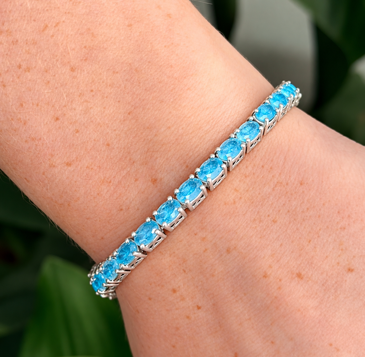 A Gorgeous Silver & Blue Topaz Bracelet 8 Inches Long